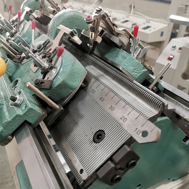 Máquina para tejer tapetas 