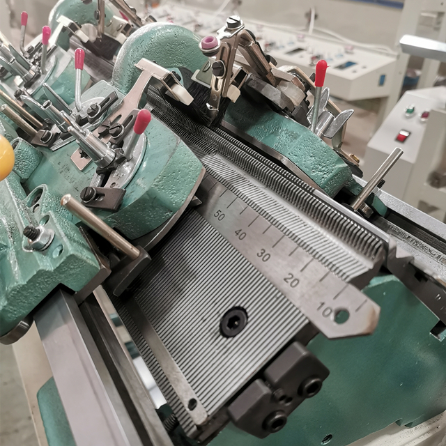 Máquina para tejer tapetas 